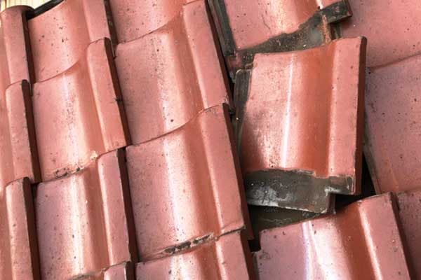 屋根瓦のズレ・割れ