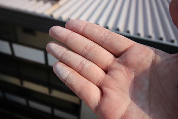 外壁の劣化のサイン：チョーキング