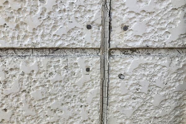 外壁の劣化のサイン：シーリングのひび割れ