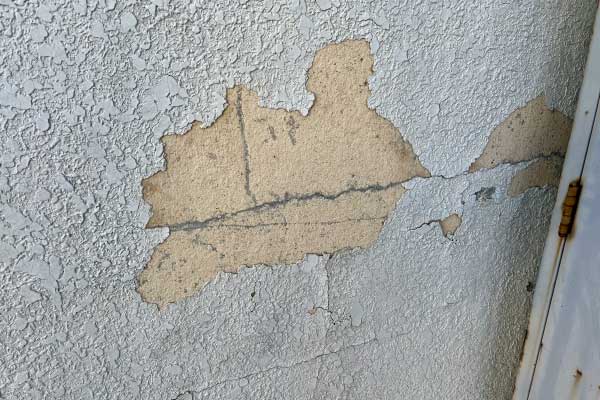外壁の劣化のサイン：塗膜の剥がれ・浮き
