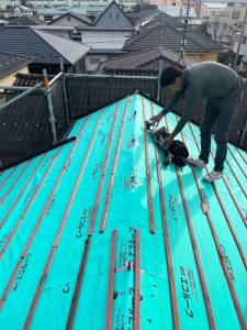 ルーフィングの上に桟木の設置